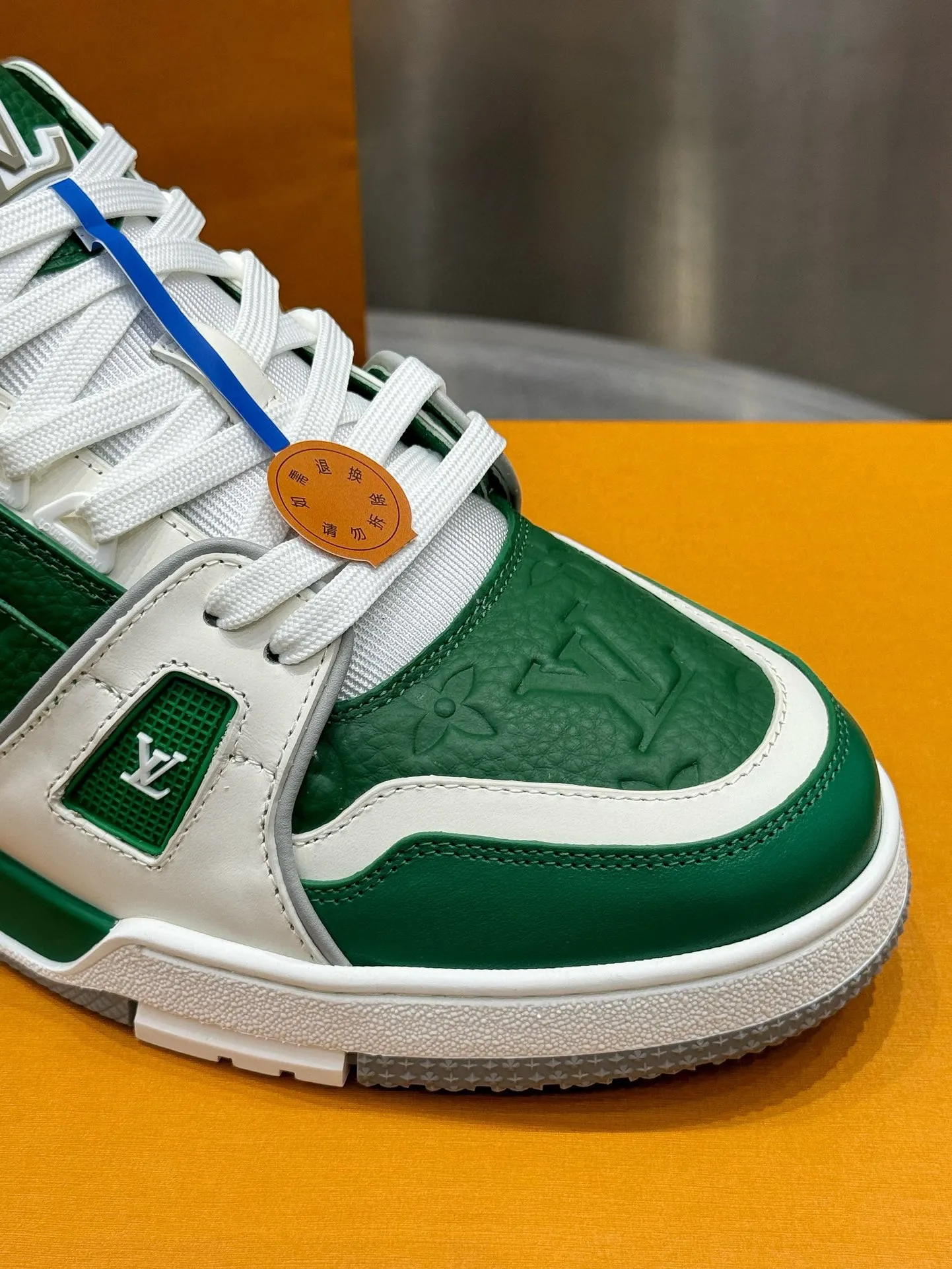 👟👟Ex-factory price 740👟👟 LOUIS VUITTON - the best-looking sneakers by Virgin Abloh, Lv Brand strongly recommends new products, official website limited edition retro basketball sneakers! Both high-top and low-top models spent money to purchase the original 1:1 accurate replica, the details are invincible, full of sincerity, imported custom-made original cowhide, the original package method is the same, the details are 100% restored, the private model customizes the original one-piece TPU outsole, which is different from other brands, without the original version, this effect cannot be achieved! LV’s best-looking couple shoes in the past, don’t miss it! Size: 35-45